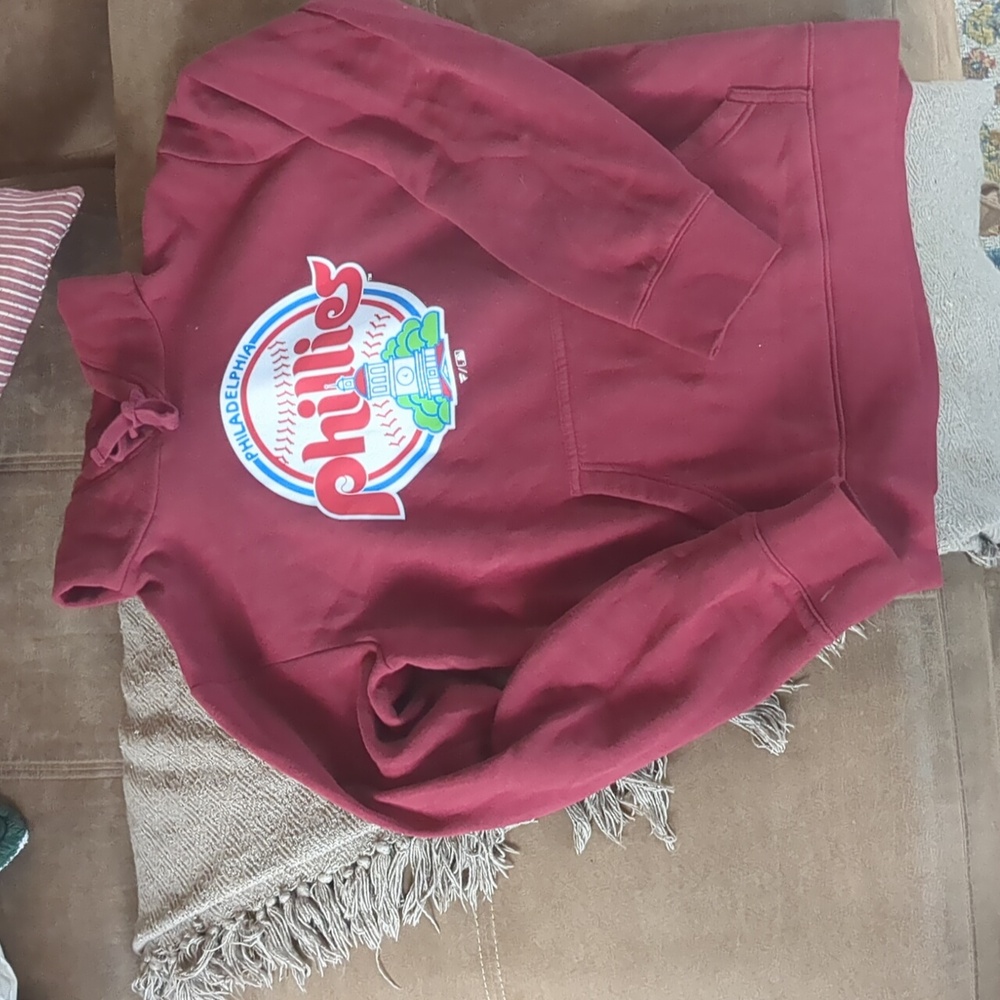 Phillies Fanatics red sweatshirt